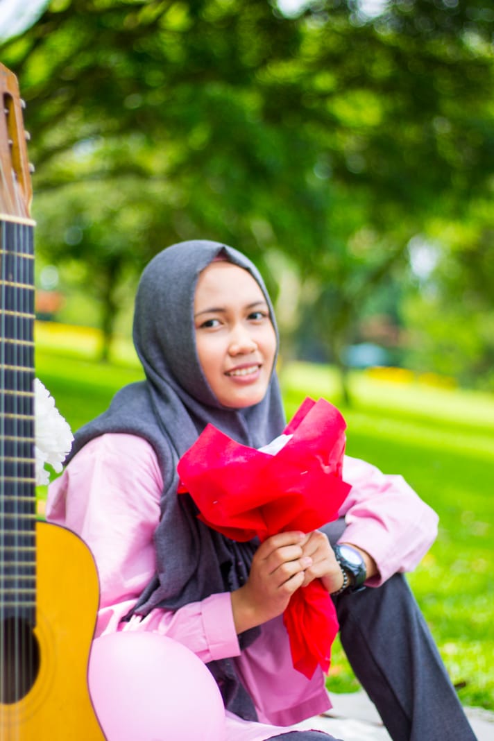 Akmaliyah Silfia (17), pelajar MAN 1 Cianjur ini baru saja menyelesaikan Ujian Nasional, beberapa waktu yang lalu. Berbeda dengan temannya, wanita yang akrab dipanggil Akmal ini memilih kuliah di luar negeri setelah lulus.