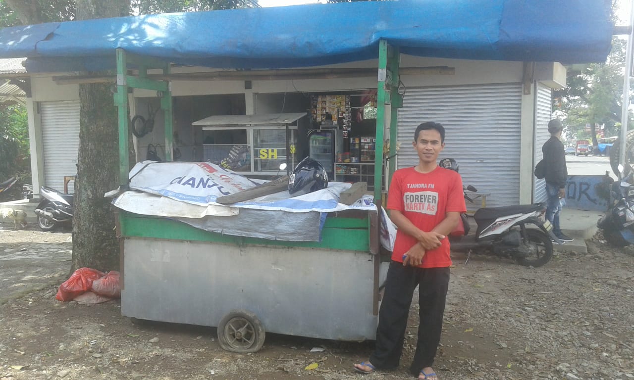 Idang Sofyan, seorang pedagang pecel ayam di Cianjur. tak jualan beberapa hari karena harga daging ayam mahal.