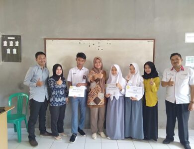Guru, siswa, dan siswi SMK Binkara CIanjur berfoto bersama.