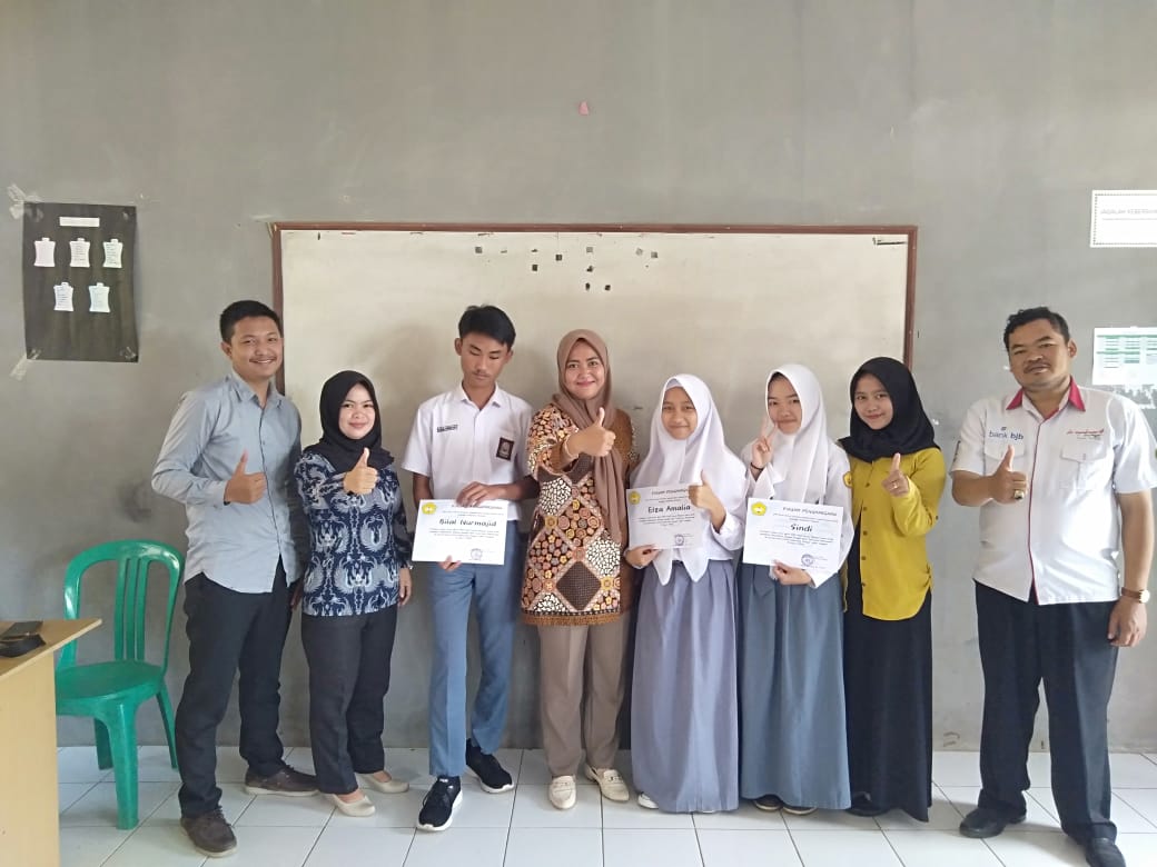 Guru, siswa, dan siswi SMK Binkara CIanjur berfoto bersama.