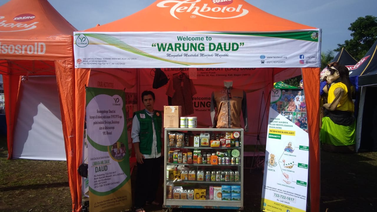 Warung Daud yang menjual berbagai produk herbal kini membuka stan di pameran expo Lapangan Prawatasari.