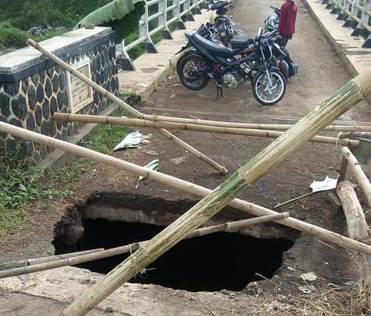 Lubang menganga di Jembatan Cilodong.