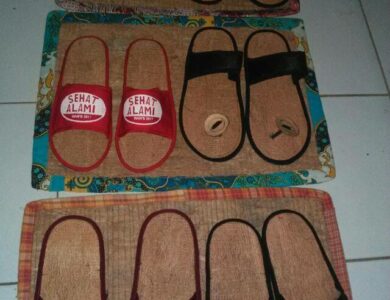 Sandal Sehat Alami asal Kampung Susukan RT 02/RW 04 Desa Susukan, Kecamatan Campaka, Cianjur mampu mengobati kedua keluhan itu dengan kehangatannya.