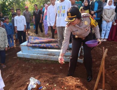 Kapolres Cianjur, AKBP Soliyah, menghadiri pemakaman tiga remaja korban tabrak lari di Cidaun, Minggu (12/5/2019)