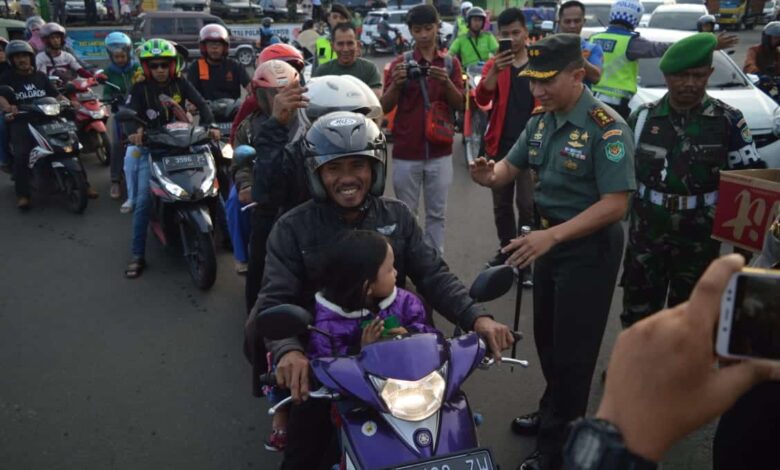 Kodim 0608/Cianjur bersama Polres Cianjur membagikan seribu paket takjil di sekitaran Jalan KH Abdullah Bin Nuh, Asten, Cianjur pada Selasa (14/5/2019) sore.