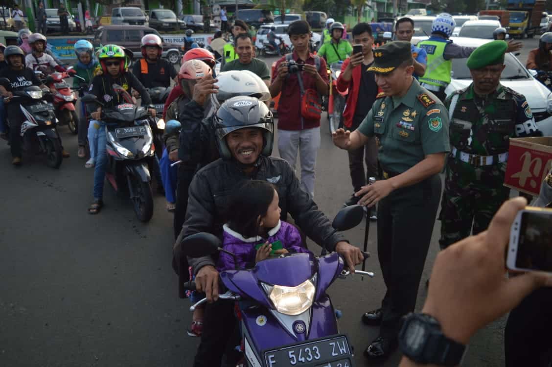 Kodim 0608/Cianjur bersama Polres Cianjur membagikan seribu paket takjil di sekitaran Jalan KH Abdullah Bin Nuh, Asten, Cianjur pada Selasa (14/5/2019) sore.