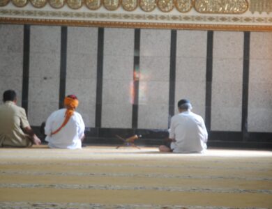 Sejumlah umat muslim sedang beribadah di Masjid Agung Cianjur.