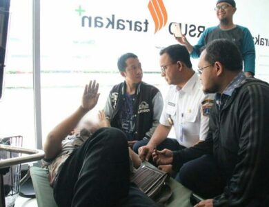 Gubernur DKI Jakarta Anies Baswedan menengok korban kerusuhan 22 Mei, di RS Tarakan, Rabu (22/5). (Humas Pemprov DKI Jakarta).