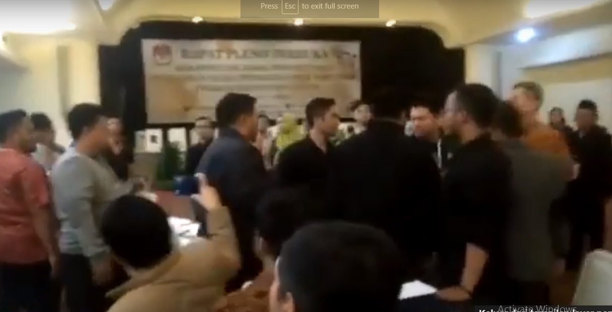 Kericuhan antara Badan Pengawas Pemilu (Bawaslu) dan Komisi Pemilihan Umum (KPU) terjadi saat sidang pleno terbuka rekapitulasi suara di Hotel Yasmin Cipanas, pada Jumat (3/5/2019) malam.