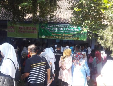 Ratusan siswa SMP dan orang tuanya memadati SMAN 1 Cianjur, Sabtu (29/6/2019) siang.