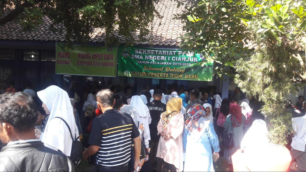 Ratusan siswa SMP dan orang tuanya memadati SMAN 1 Cianjur, Sabtu (29/6/2019) siang.