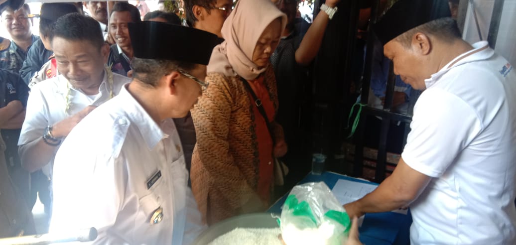 Plt Bupati Cianjur, Herman Suherman, menyalurkan program Bantuan Pangan Non-Tunai di Desa Kertajati, Kecamatan Cidaun, Kabupaten Cianjur, Rabu (26/6/2019).