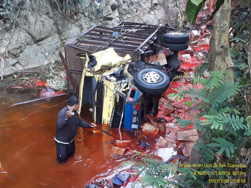 Truk masuk jurang di Cibeureum.