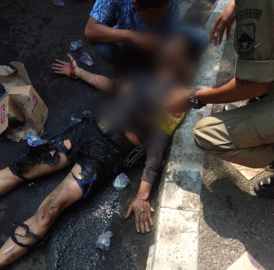Polisi yang terbakar saat mengamankan aksi mahasiswa di Cianjur.