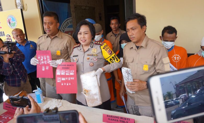 Kapolres Cianjur menunjukan barang bukti saat Press Realese kasus narkoba di Cianjur.