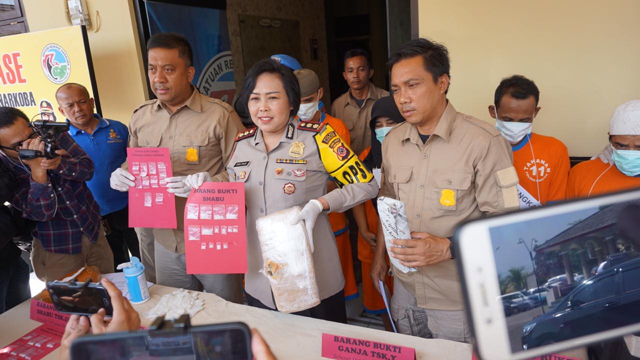 Kapolres Cianjur menunjukan barang bukti saat Press Realese kasus narkoba di Cianjur.