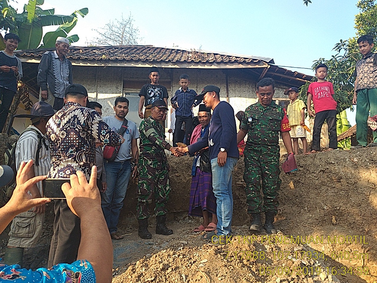 Lagi Gali Tanah, Warga Pagelaran Ini Malah Temukan Mortir