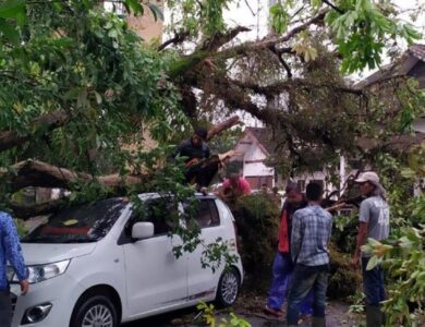 Hujan Badai di Cianjur, Pria Ini Tolong Istri yang Terjebak Dalam Mobil