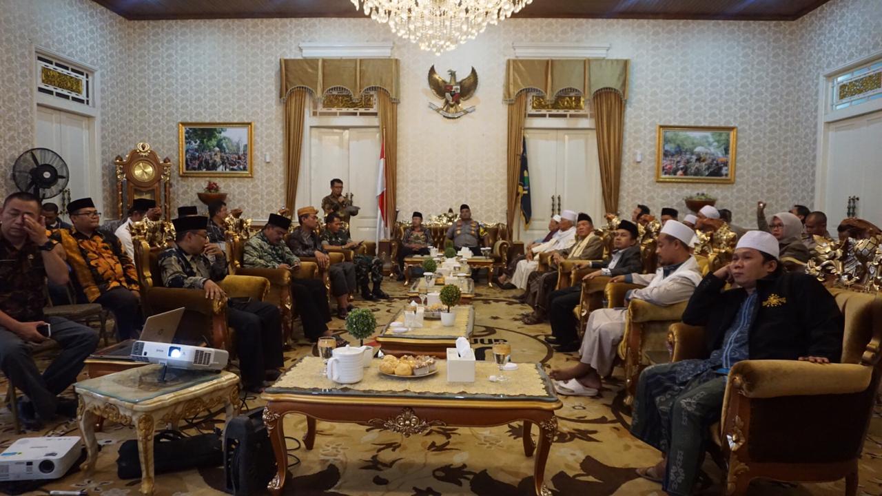 Gelar Mediasi Bahas Pengibaran Bendera Tauhid di Cianjur