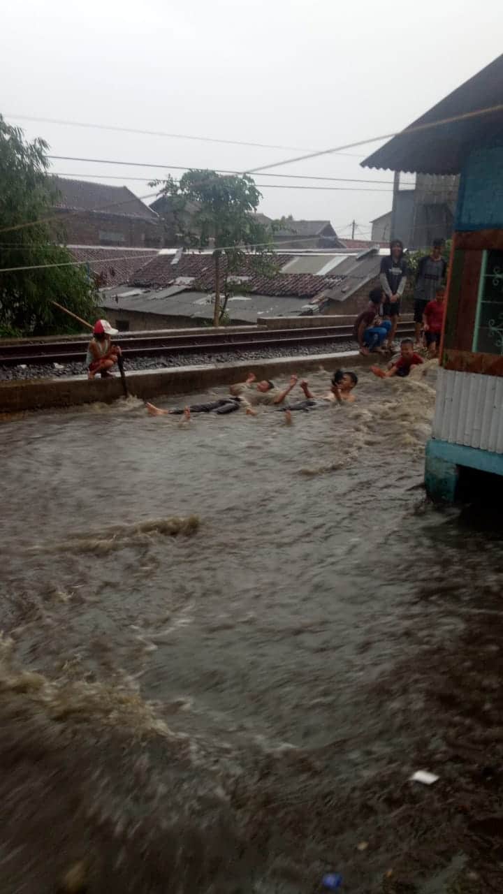 Banjir melanda Gang Jembar RT05 RW15, Jalan Aria Cikondang, Kelurahan Sayang, Kecamatan Cianjur,