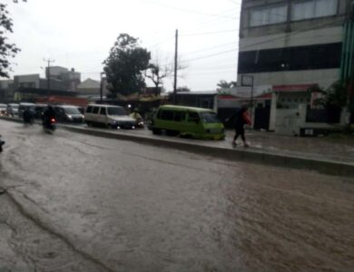 Banjir melanda Jalan KH Abdullah Bin Nuh, Kelurahan Sawahgede, Kecamatan Cianjur, Sabtu (30/11/2019).