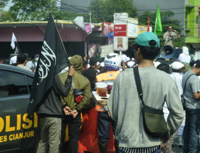Pedagang ini Berjualan di Tengah Unjuk Rasa Sukmawati di Cianjur