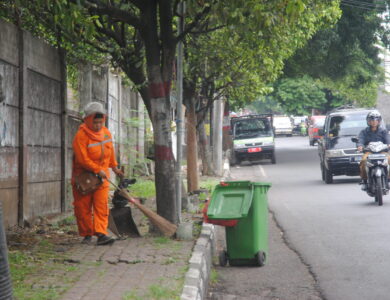 Buang Sampah Dari Mobil Bikin Kesel Petugas Kebersihan Cianjur