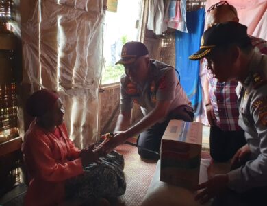Nenek Berusia 100 Tahun di Cianjur Dikunjungi Kapolres