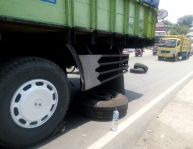Ban Truk Bermasalah di Cilaku, Jalanan Macet Parah