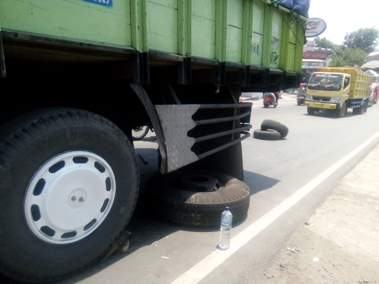 Ban Truk Bermasalah di Cilaku, Jalanan Macet Parah