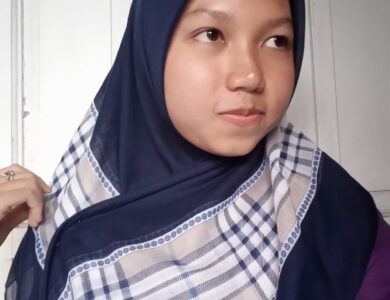 Anda dapat menggunakan hijab model persegi empat dengan ukuran sekitar 1 x 1 meter, karena ringan dan nyaman saat dipakai.