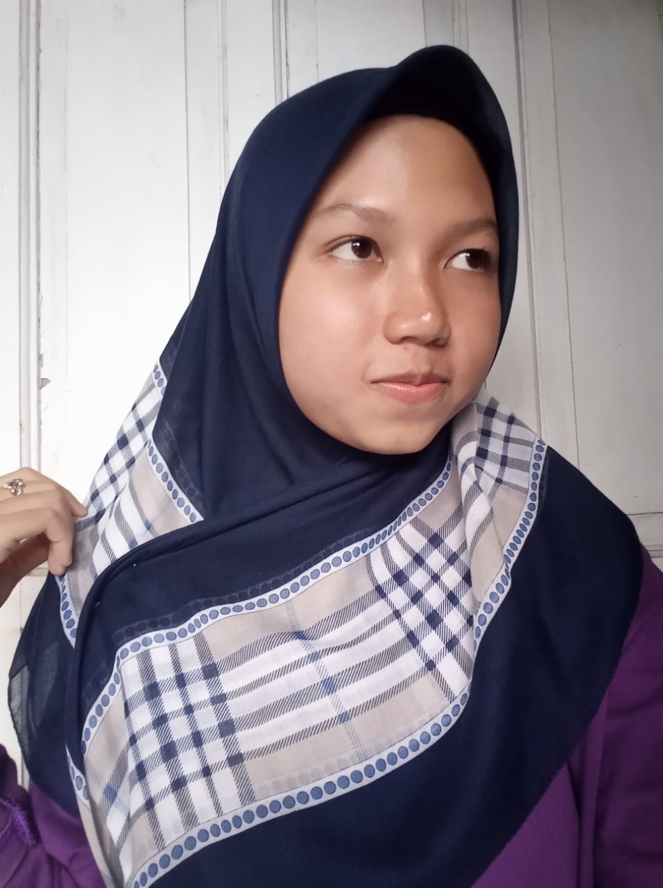 Anda dapat menggunakan hijab model persegi empat dengan ukuran sekitar 1 x 1 meter, karena ringan dan nyaman saat dipakai.