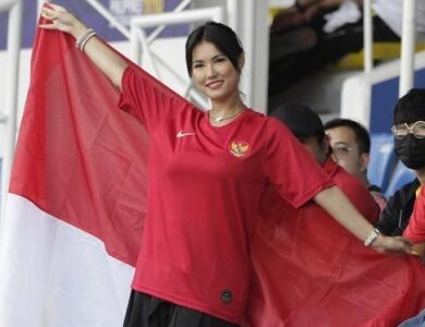Maria Ozawa Kedapatan Pakai Jersey Timnas, Netizen Ambyar