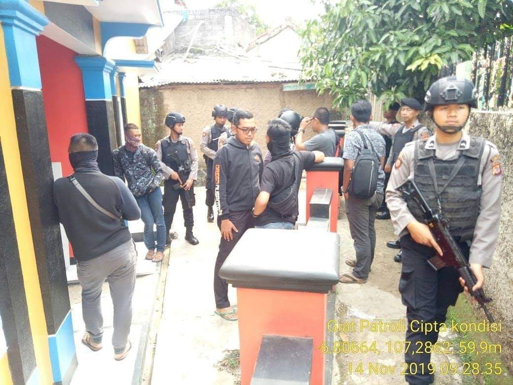 Densus 88 Antiteror menangkaap DS dan DK, pasangan suami istri terduga teroris di Desa Gunungsari, Kecamatan Ciranjang, Kabupaten Cianjur, Kamis (14/11/2019) Foto: Istimewa