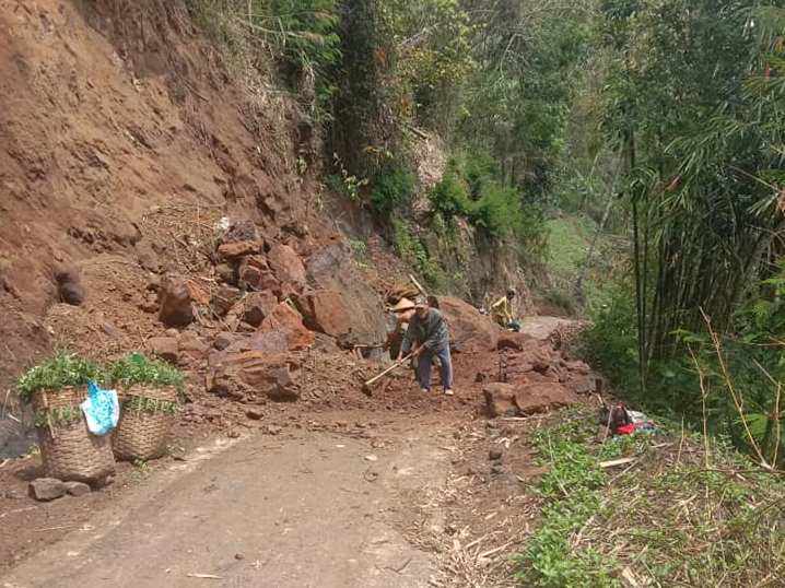 Longsor Tutupi Jalan di Pagelaran, Warga Angkut Motor