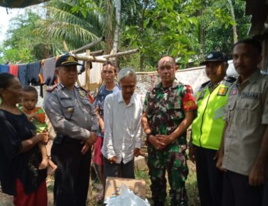 Kakek yang Rumahnya Ambruk di Bojongpicung Diberi Bantuan Sembako