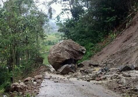 Ngeri! Batu Besar Tutupi Jalan di Pagelaran, Begini Kondisinya Sekarang