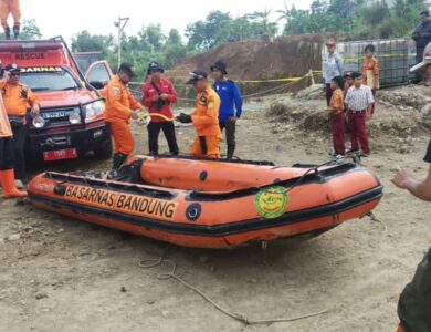 Korban Longsor Galian C Gekbrong Belum Ditemukan, BPBD Sedot Kubangan