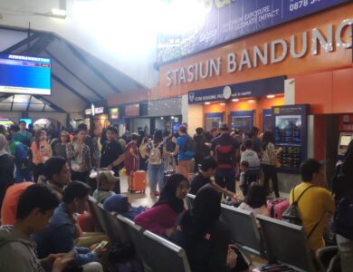 PT Kereta Api Indonesia (KAI) Daop 2 Bandung mengimbau calon penumpang datang lebih awal ke stasiun.
