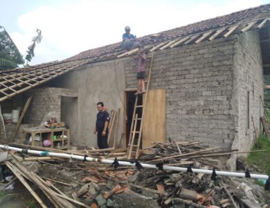 Rumah Roboh Diterpa Puting Beliung, Warga Cihea Bersihkan Sendiri