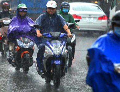 Bahaya! Jangan Gunakan Jas Hujan Ponco Saat Berkendara