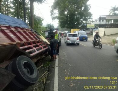 Supir Mengantuk, Truk di Pacet Terperosok ke Parit.
