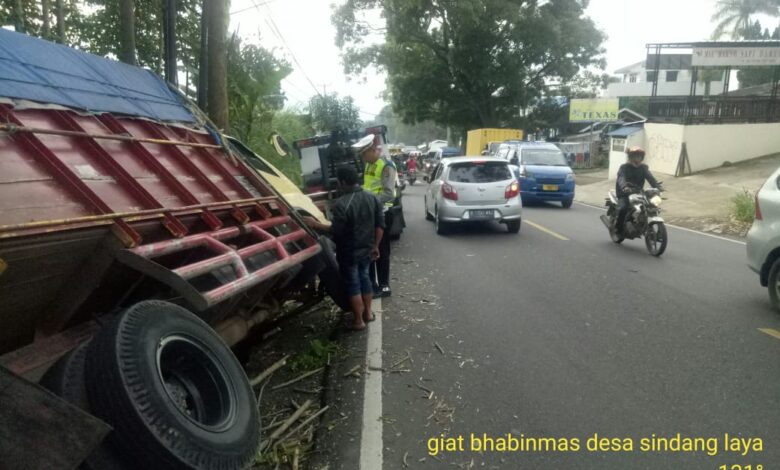 Supir Mengantuk, Truk di Pacet Terperosok ke Parit.