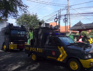 Polres Cianjur bersama Plt Bupati Cianjur, TNI dan instansi terkait melaksanakan penyemprotan disinfektan serentak di Kabupaten Cianjur, Selasa (31/3/2020) pagi.