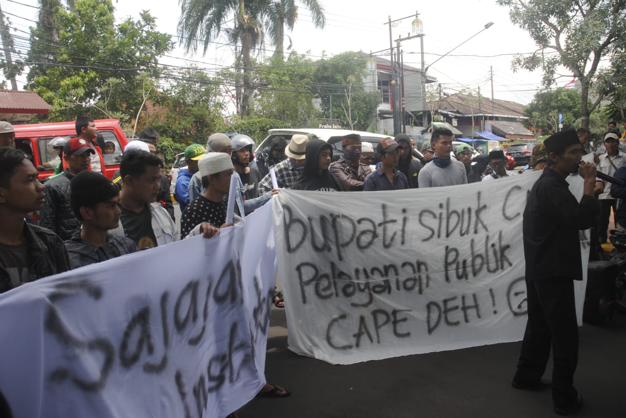 Demo di Depan Pendopo Cianjur, Massa Tuntut Puskesmas Bojongpicung