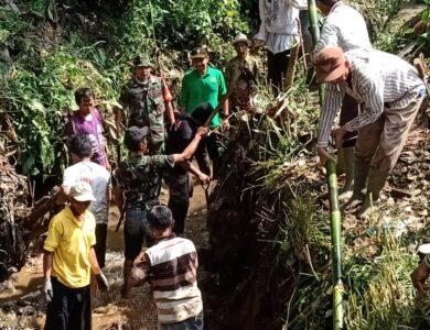 Gabungan personil lakukan pencarian terhadap Muhammad Hilir (8) bocah yang hanyut di sungai Cihurip pada Kamis (19/3/2020) lalu. Bocah dari Kampung Cihurip, RT 01/09, Desa Cikahuripan, Kecamatan Gekbrong, Kabupaten Cianjur masih belum ditemukan.
