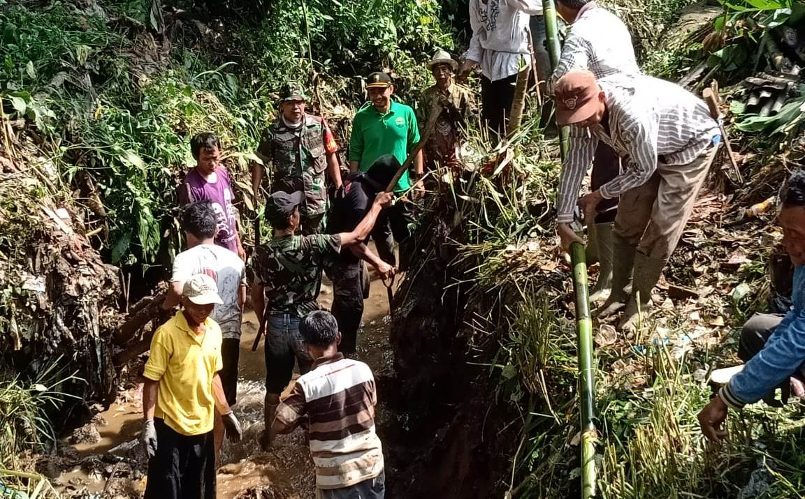 Gabungan personil lakukan pencarian terhadap Muhammad Hilir (8) bocah yang hanyut di sungai Cihurip pada Kamis (19/3/2020) lalu. Bocah dari Kampung Cihurip, RT 01/09, Desa Cikahuripan, Kecamatan Gekbrong, Kabupaten Cianjur masih belum ditemukan.