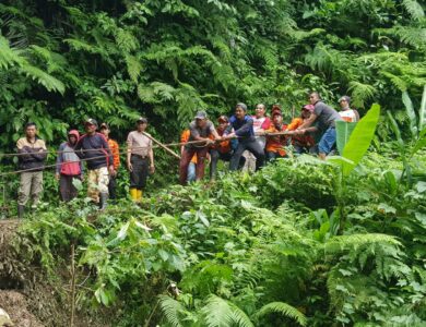Muspika Bojongpicung bersama warga dan relawan gotong royong membersihkan jalan menuju Bendungan Cisuru yang longsor, Senin (23/3/2020).