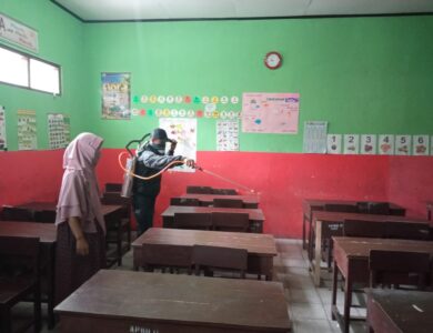 SDN Bojongpicung 1 Kabupaten Cianjur melakukan penyemprotan disinfektan untuk mengantisipasi Virus Corona atau Covid-19, Senin (23/3/2020).
