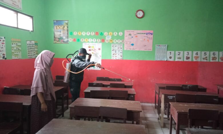 SDN Bojongpicung 1 Kabupaten Cianjur melakukan penyemprotan disinfektan untuk mengantisipasi Virus Corona atau Covid-19, Senin (23/3/2020).